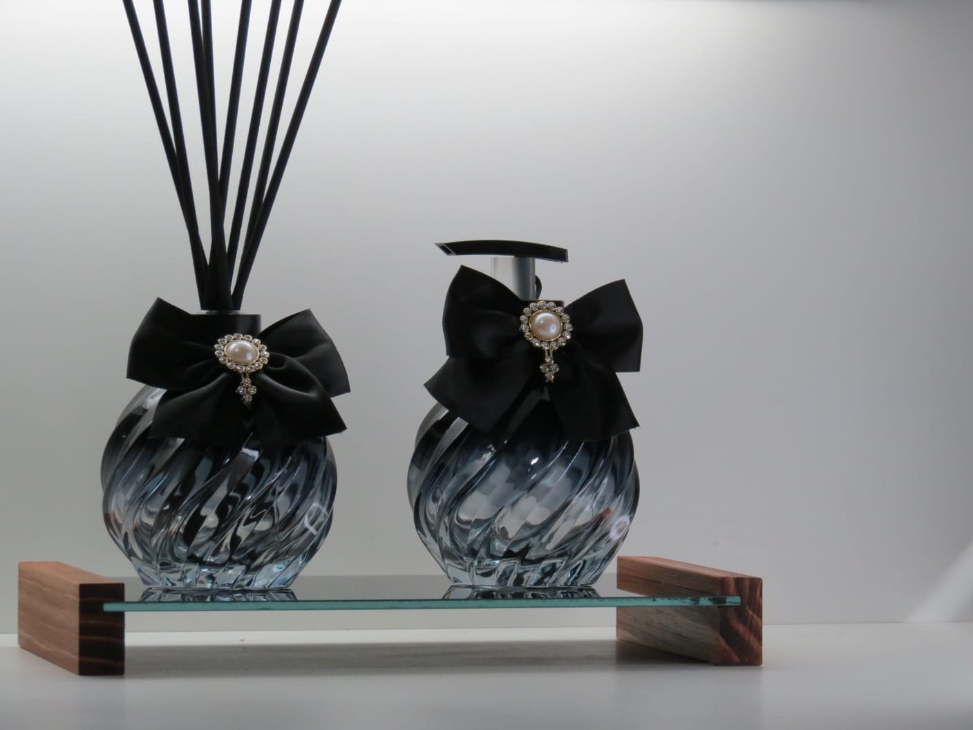 Kit lavabo preto. Frascos de vidro aspiral + bandeja rustica preto - Imagem 2