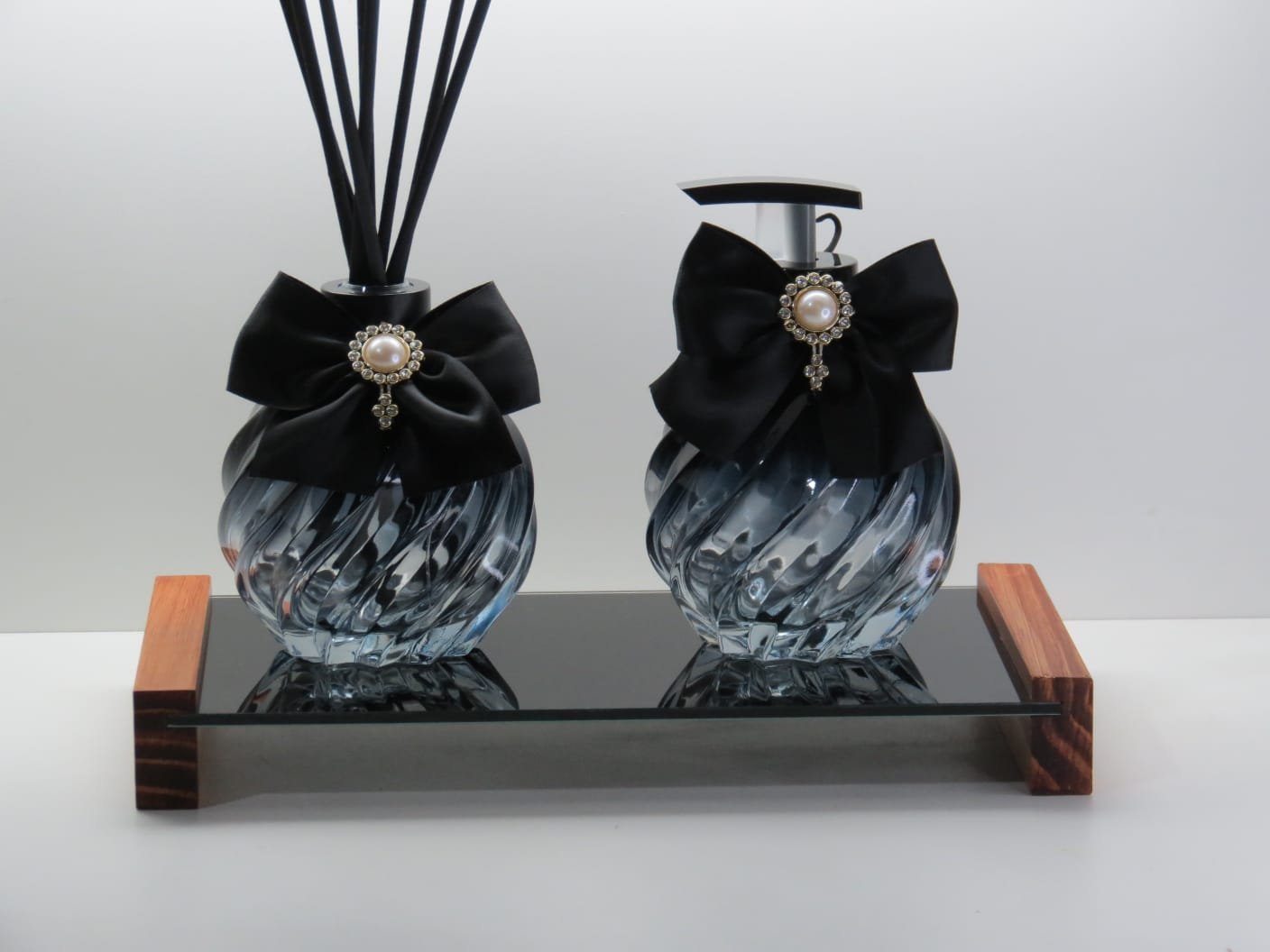 Kit lavabo preto. Frascos de vidro aspiral + bandeja rustica preto