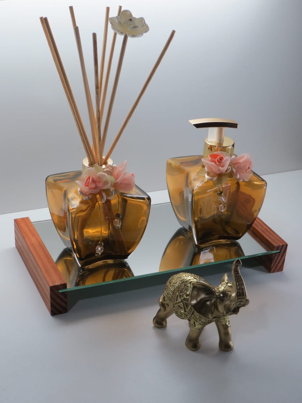 Kit lavabo Marrom. Frascos de vidro estrela + bandeja rustica espelhada + Enfeite Elefante - Imagem 2