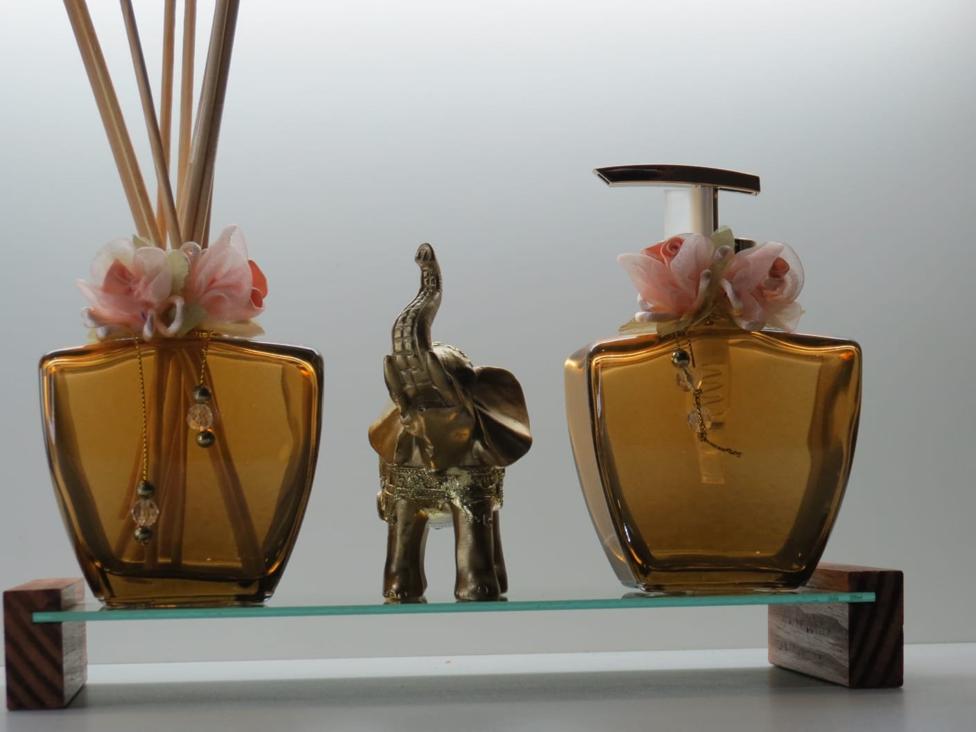 Kit lavabo Marrom. Frascos de vidro estrela + bandeja rustica espelhada + Enfeite Elefante