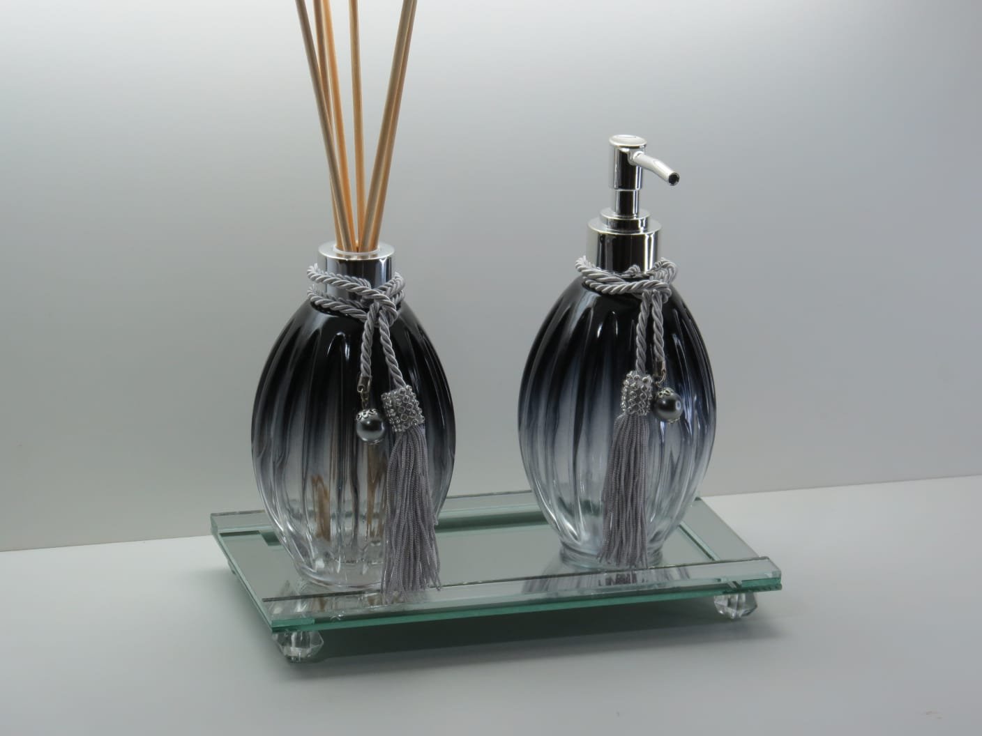 Kit lavabo Cinza. Frascos de vidro gomo + bandeja espelhada - Imagem 2