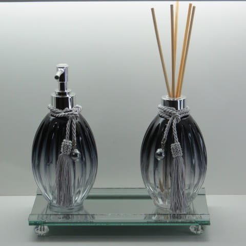 Kit lavabo Cinza. Frascos de vidro gomo + bandeja espelhada