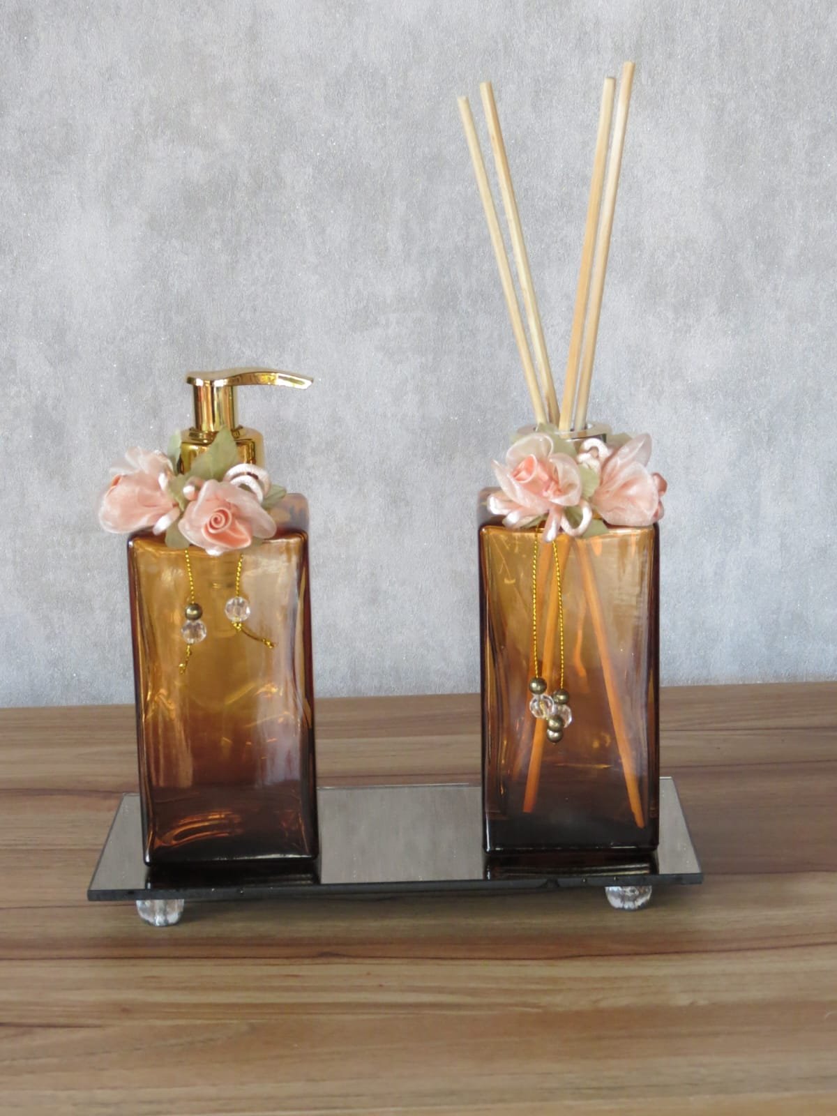 Kit lavabo marrom. Frascos de vidro square + bandeja espelhada