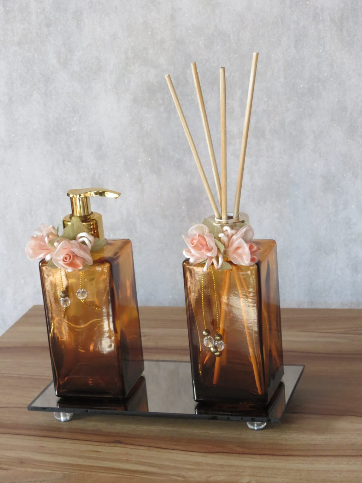 Kit lavabo marrom. Frascos de vidro square + bandeja espelhada - Imagem 2